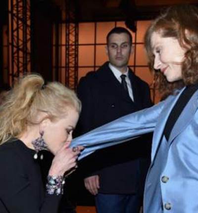 بالصورة .. نيكول كيدمان تقبّل يد إيزابيل أوبير