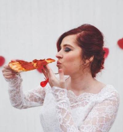 بالصور .. فتاه أمريكية تتزوج "البيتزا"