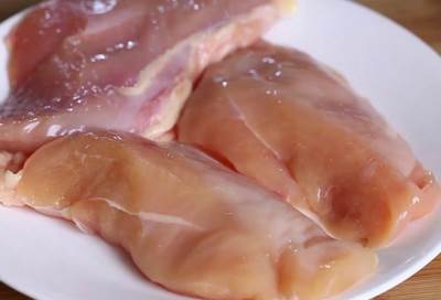 حقيقة الخطوط البيضاء في لحم الدجاج