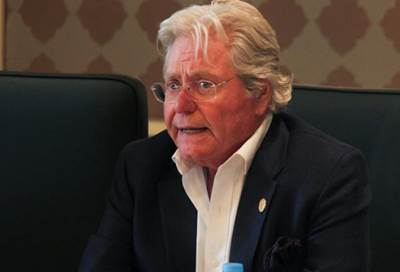 محكمة اﻷسرة تقضى بـ "خلع" الفنان حسين فهمى