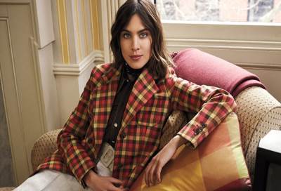 بالصور .. 4 إطلالات رجالية بلمسة أنثوية