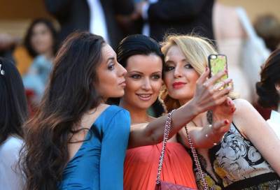 نجوم يرفضون التقاط "سيلفي" مع معجبيهم .. تعرفوا عليهم !!