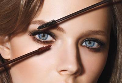 هذه الطريقة في وضع الماسكارا قد تسقط رموشك !!