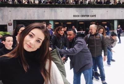 بعد وفاة والدها وغيابها ... إبنة بول ووكر تعود وتفاجئ آلاف المتابعين بجمالها