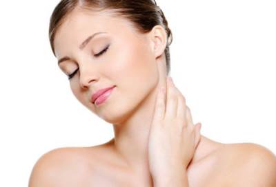 4 نصائح مهمة للمحافظة على شباب بشرة العنق