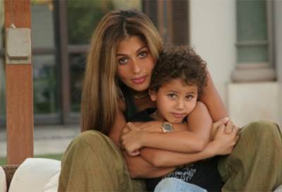 لماذا تتابع زينة عاشور تامر هجرس ولا تتابع زوجها عمرو دياب؟