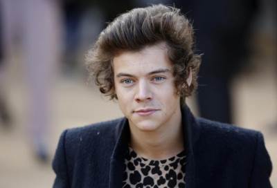 هاري ستايلز يفاجئ جمهوره ويظهر عارياً على غلاف ألبومه