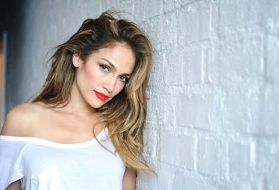 بالصور .. جينيفر لوبيز تغني مع زوجها السابق أمام حبيبها الجديد