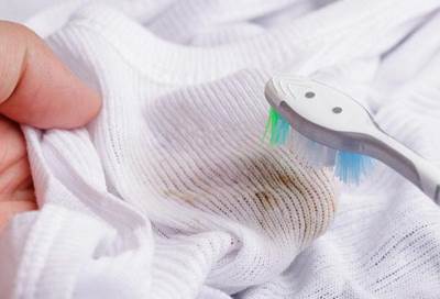 تخلّصي من بقع الزيت على الملابس بـ4 خطوات بسيطة .. جرّبيها!!