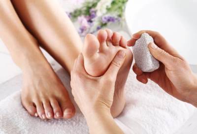 أسباب تقشر القدمين حتى في الصيف