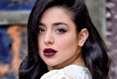 انتقادات حادة لفنانة سورية شابة بسبب ملابسها ؟