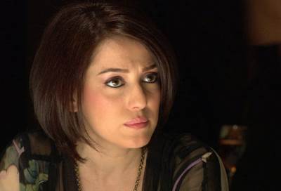 كنده علوش تزعج عمرو يوسف وهو يطالبها بالابتعاد عنه .. إليكم السبب