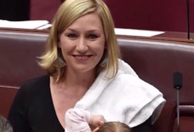 بالصورة .. أرضعت طفلتها في البرلمان