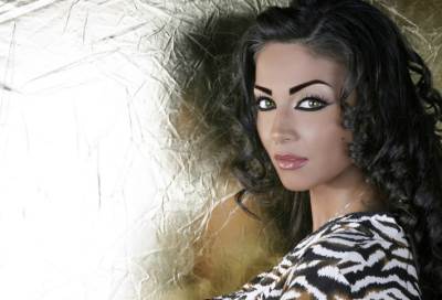 ممثل مصري يتهم دوللي شاهين بالسرقة