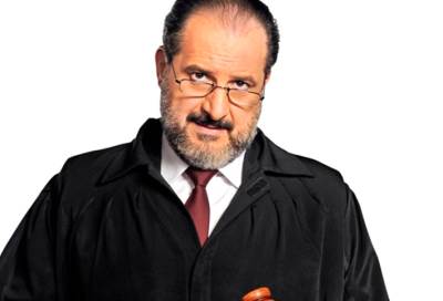 بالفيديو - خالد الصاوي يطلق النار على جمهور مسرحيته!!