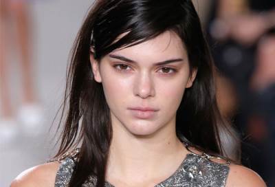 بالصور .. Kendall Jenner بزي كامل من تصميم Dolce and Gabbana