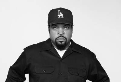 بالصورة .. نجم الراب آيس كيوب ينال نجمة على رصيف المشاهير في هوليوود