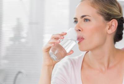 تعرّف إلى أضرار شرب الماء بعد تناول الأكل!