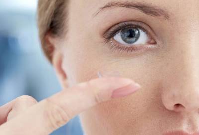 أضرار تسببها العدسات اللاصقة غير النظيفة للعين