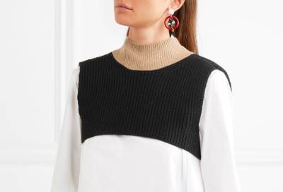 مجموعة مميزة من البلوزات ذات الرقبة المرتفعة لترتديها هذا الخريف