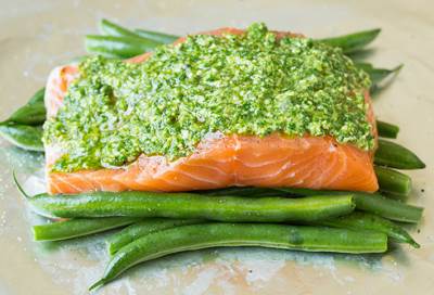 وصفة في نصف ساعة : سلمون بصلصة البيستو