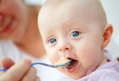 دراسة بريطانية : الغذاء الجاهز للطفل بعد الفطام .. قد يكون صحيًا أيضًا