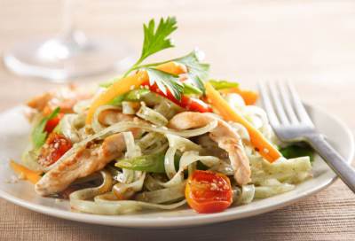 وصفة في نصف ساعة : سلطة أفوكادو مع الديك الرومي والسمسم