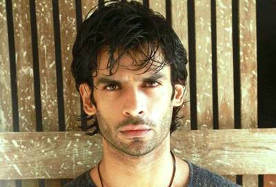 بالصور .. استبعاد ممثل هندي من بطولة مسلسل بعد تحوله لامرأة