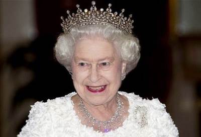 بالصورة .. سر رومانسي وراء دبوس "الملكة إليزابيث"