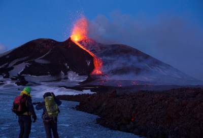 الدخان يتصاعد من بركان في جزيرة بالي