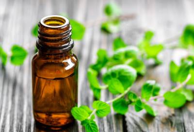  اعملى ماسك طبيعى من زيت النعناع لتنظيف البشرة