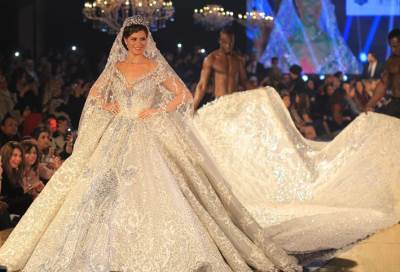 تعرف على سعر فستان يسرا اللوزى الأغلى فى العالم