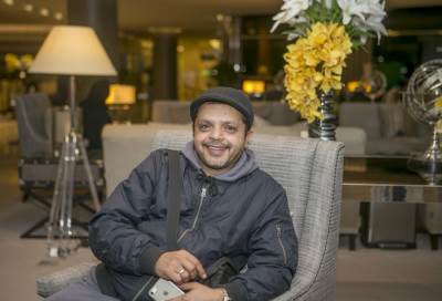 محمد هنيدي يسخر من هذا النجم العالمي