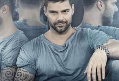 بالصورة ..  ريكي مارتن يتعرى بالكامل للترويج لحفله