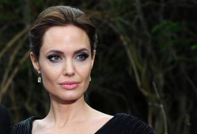 بالصورة .. أنجلينا جولي تستبدل براد بيت بهذا الرجل على السجادة الحمراء