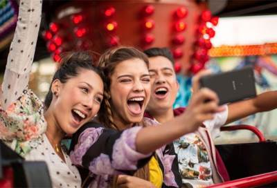 إليك ما يخبرنا به إدمانك للسيلفي