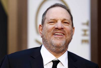 بالفيديو .. الاعتداء على المنتج المتهم بالتحرش في هوليوود