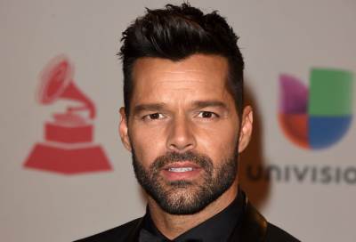 بالصور .. ريكى مارتن مصدوم ويبكى بعد إطلاق النار على ايدجار راميريز