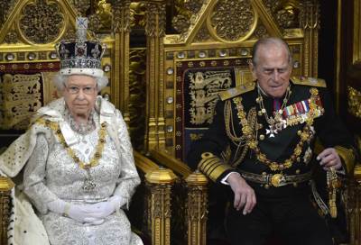 بالصور .. لماذا يعبس الناس وتغيب الابتسامة في الصور؟