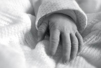 سيدة تنجب طفلا عقب وفاتها بعشرة أيام