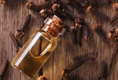 تخلصي من ألم الأسنان بـ "زيت القرنفل"