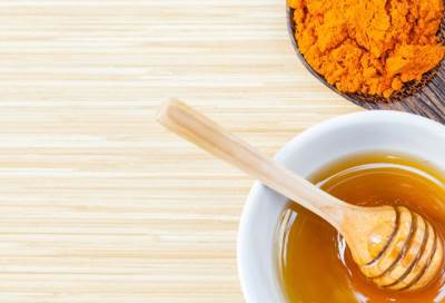 العسل والكركم مضاد حيوى من الطبيعة