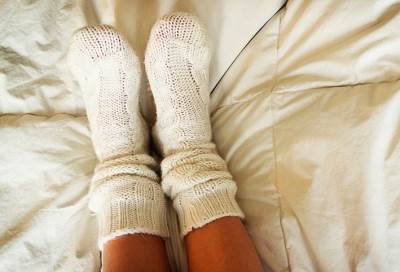 ماذا يحدث لجسمك عند النوم مرتديًا زوجًا من الجوارب؟