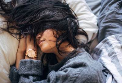 لهذه الأسباب لا يفضل أبدًا النوم بشعر مبلل