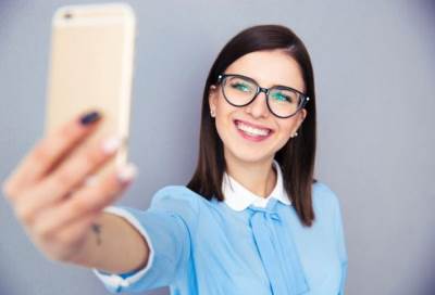 فيسبوك قد يلتقط "سيلفي" لك ويرسلها للآخرين دون أن تعلم ولكن يمكنك تجنب الأمر