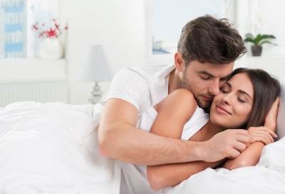 كيف تجذبين زوجكِ مرة أخرى للعلاقة الحميمة بعد غياب؟