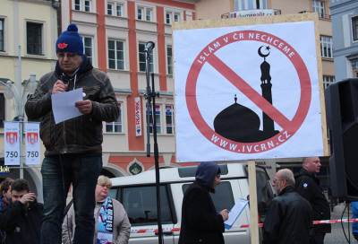 "فيسبوك" يحذف صفحة حركة بريطانية معادية للإسلام