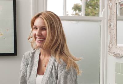 تمشيط الشعر 100 مرة قبل النوم يعالج التساقط : حقيقة أم خرافة؟