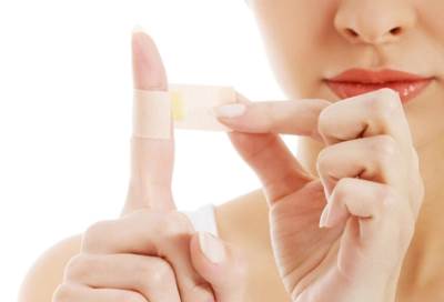 علاج الجروح السطحية تشمل تطهير بالماء ومضاد للبكتيريا