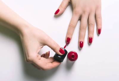 ألوان طلاء الأظافر التي تمنح يديك شبابًا وتألقًا دائمًا